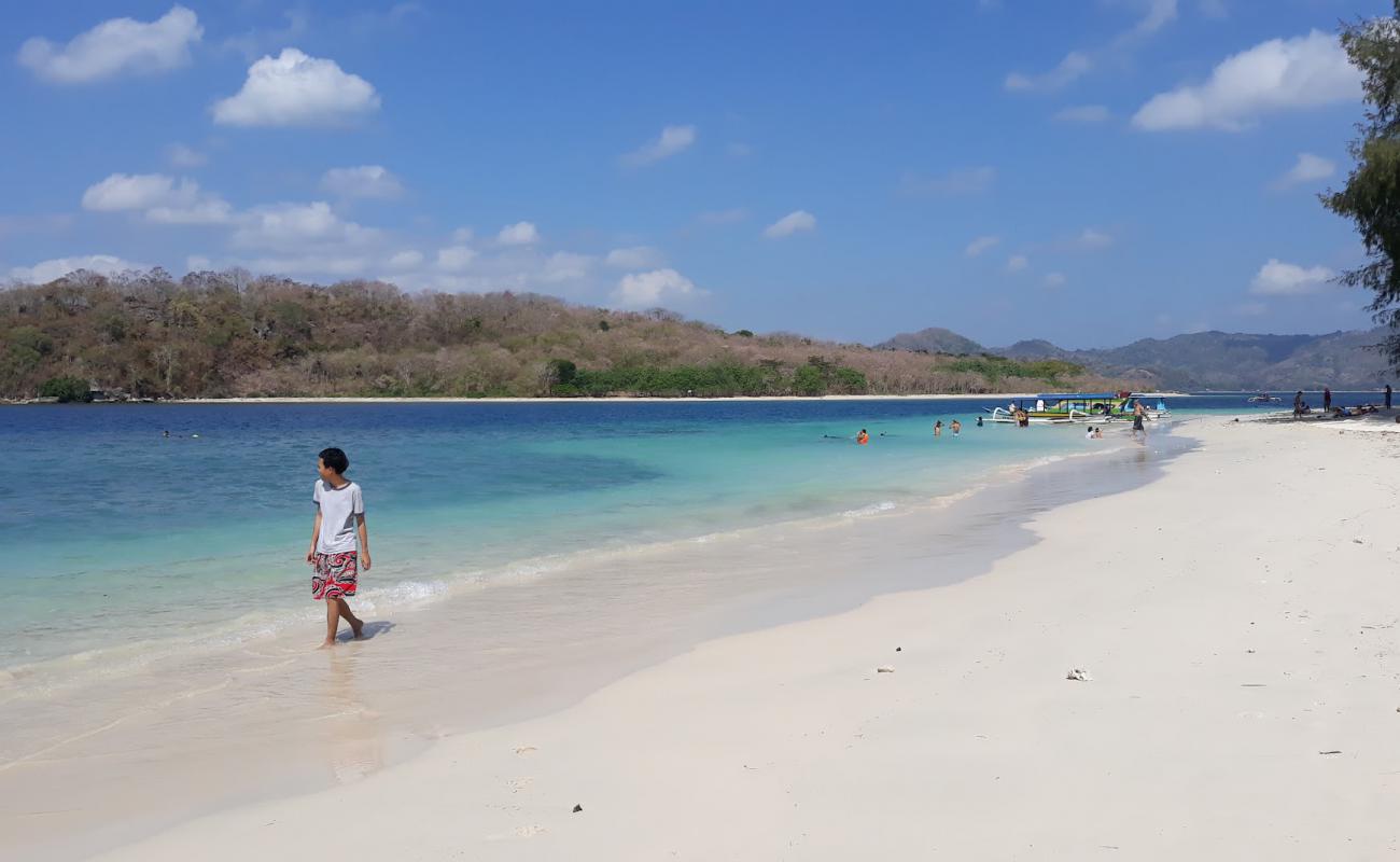 Foto de Playa Gili Nangu con arena fina blanca superficie