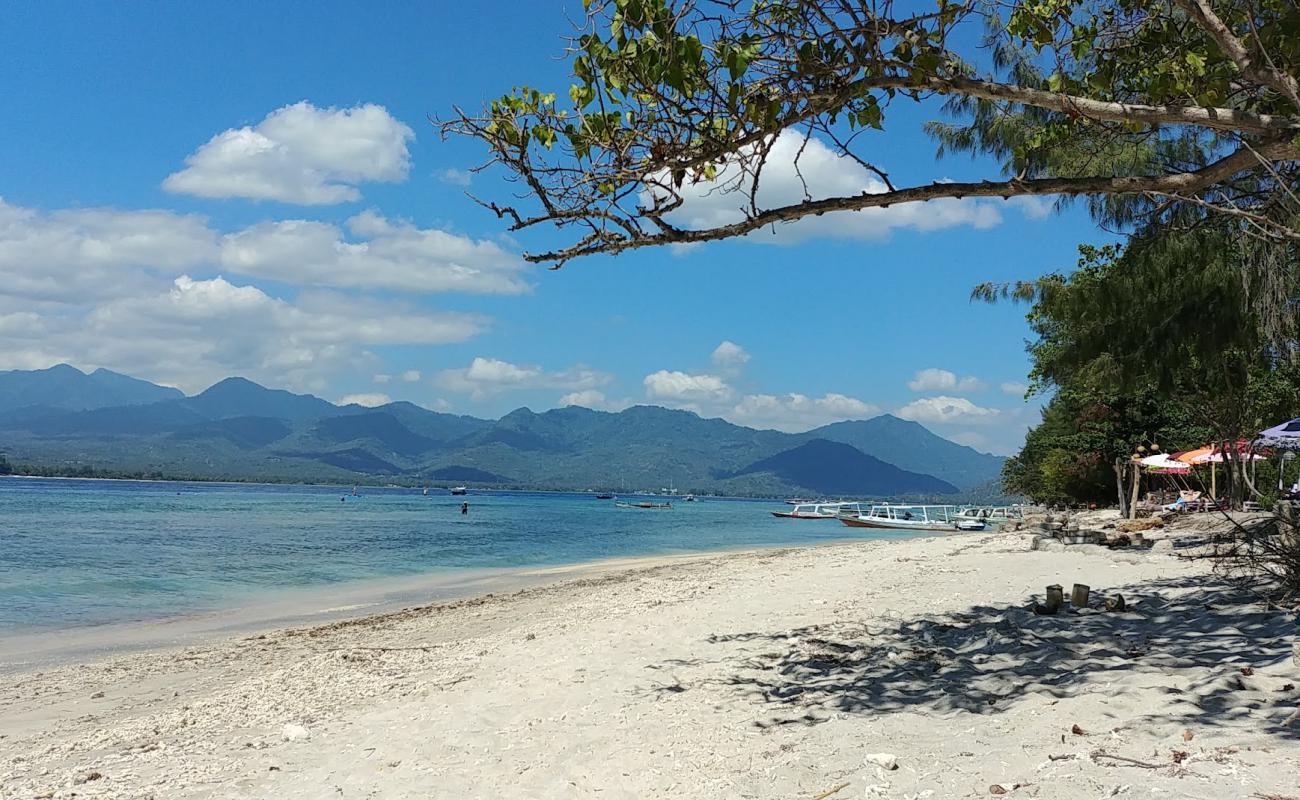 Foto de Gili Air Sedjiwa Beach con arena brillante y rocas superficie