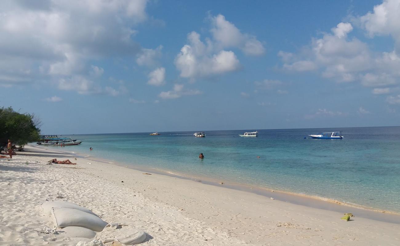 Foto de Playa de Gili Meno con arena brillante superficie