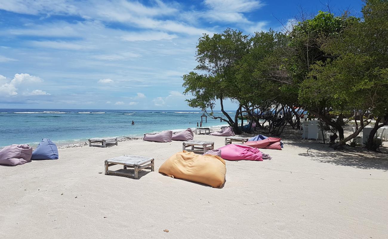 Foto de Gili Trawangan Monkey Beach con arena brillante superficie