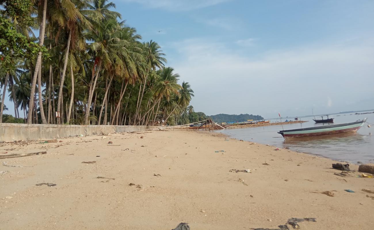 Foto de Teluk Mata Ikan Beach con arena brillante superficie