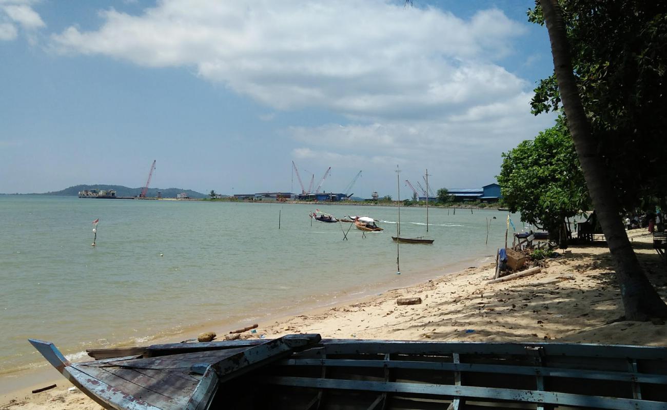 Foto de Pantai Panau con arena brillante superficie