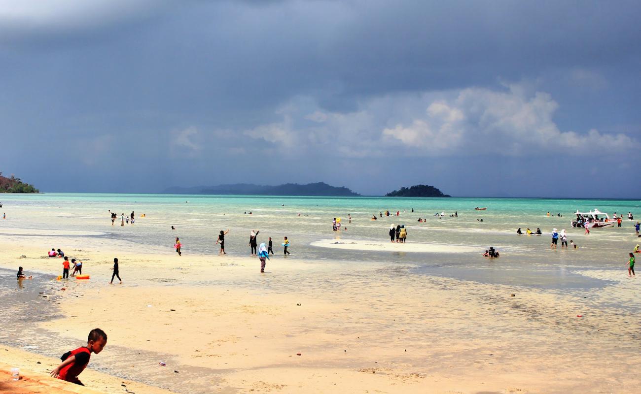 Foto de Melayu Beach con arena brillante superficie