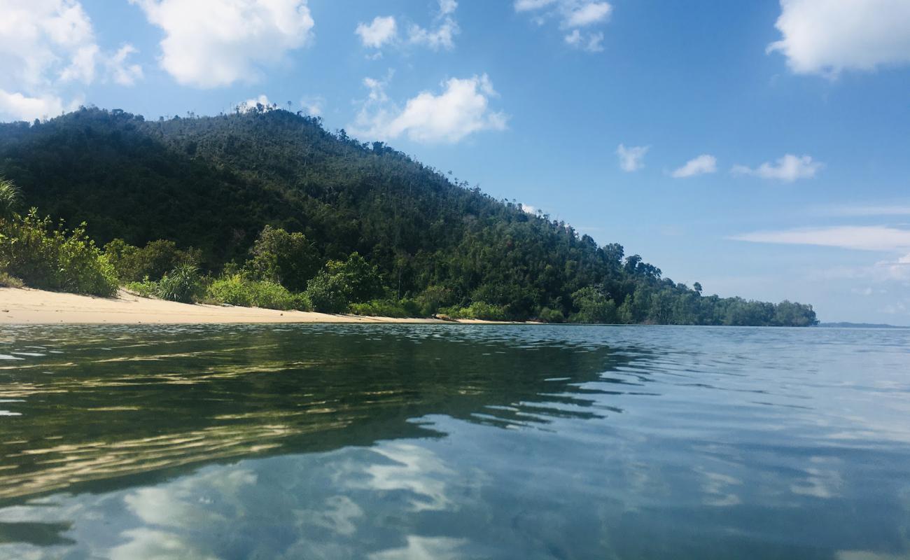 Foto de Pantai Kandap con arena brillante superficie