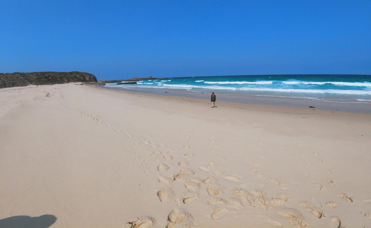 Foto de Haycock Beach con arena brillante superficie