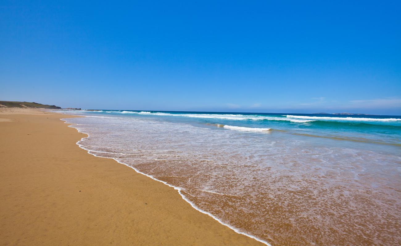 Foto de Handkerchief Beach con arena brillante superficie