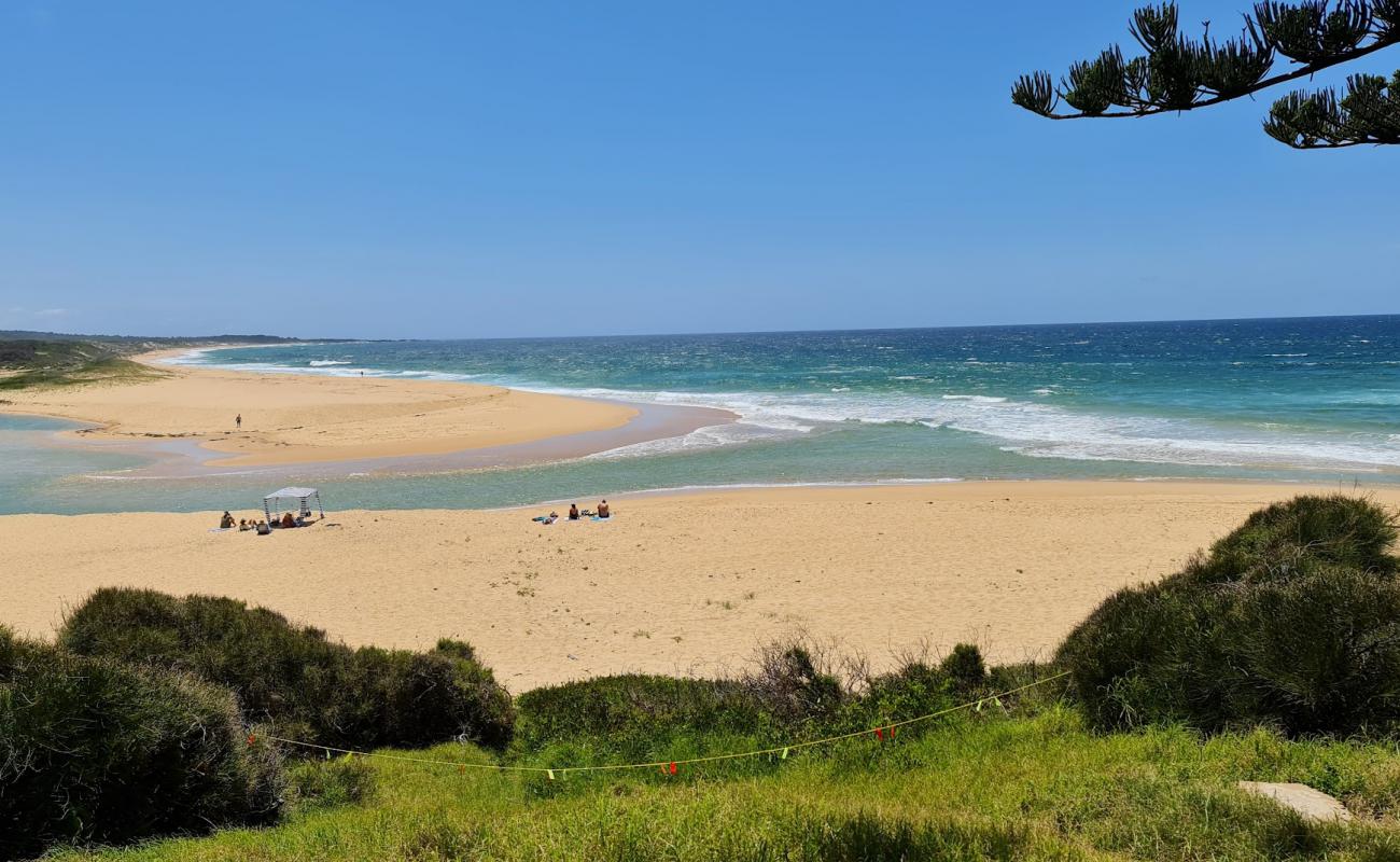 Foto de Bingie Beach con arena brillante superficie