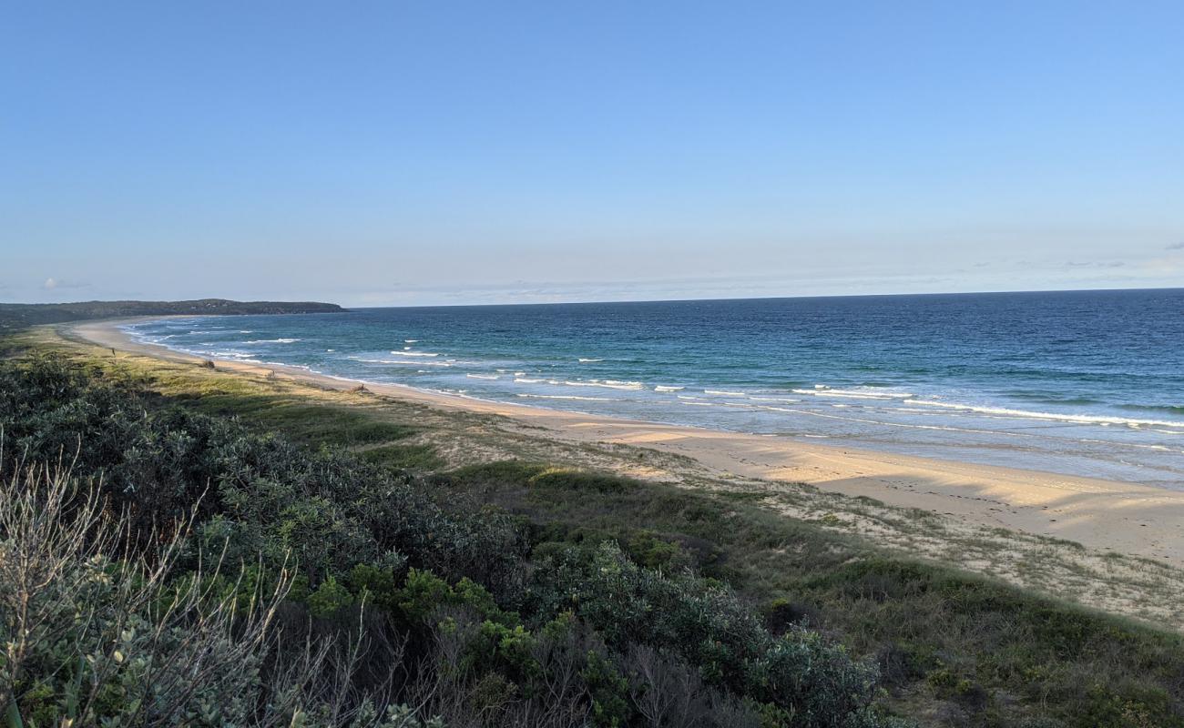 Foto de Wairo Beach con brillante arena fina superficie