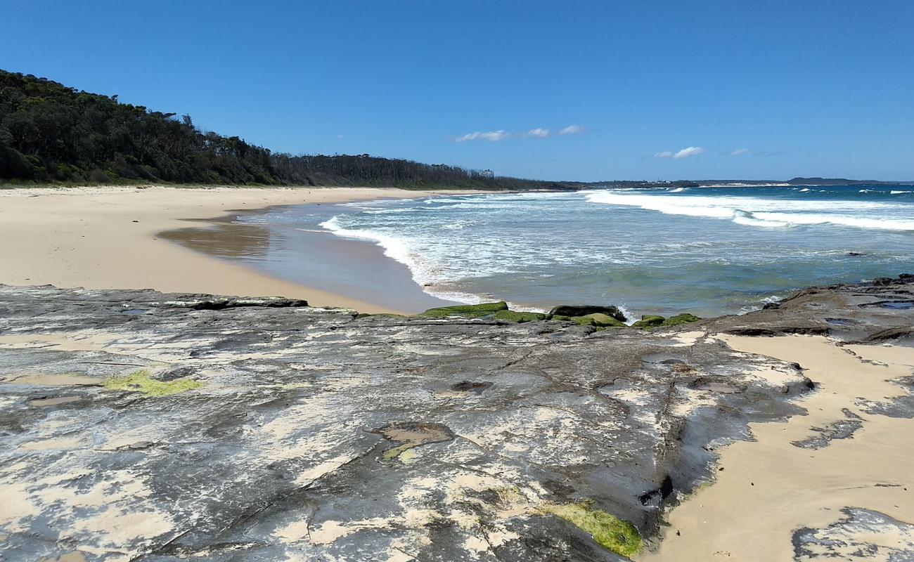 Foto de Monument Beach con arena brillante superficie