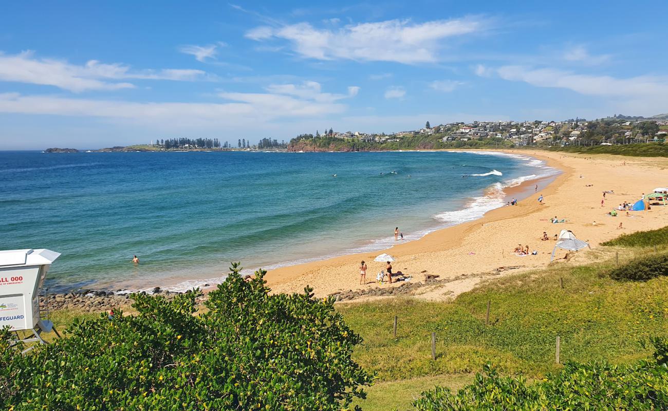 Foto de Bombo Beach con brillante arena fina superficie