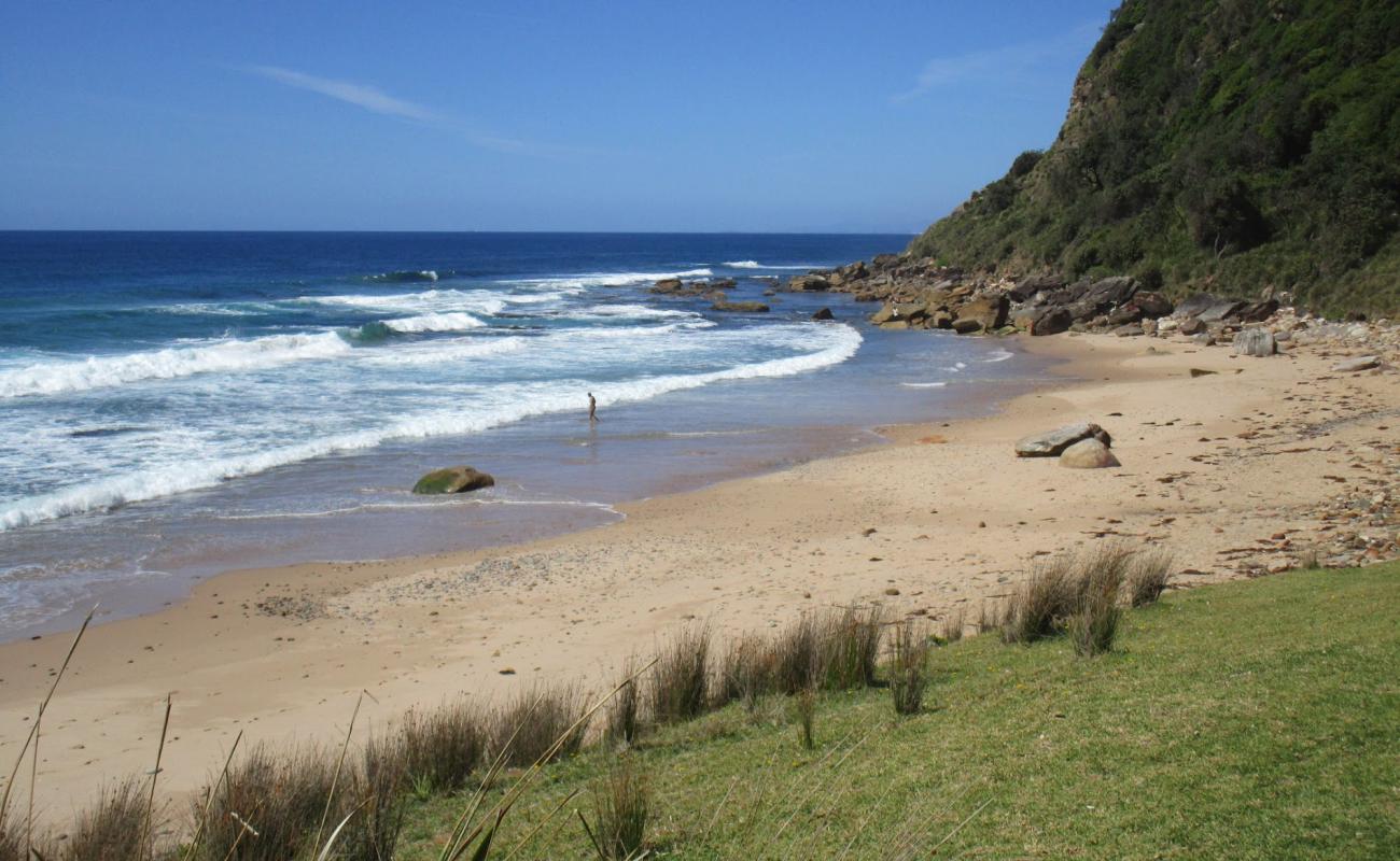 Foto de Werrong Beach con arena brillante y rocas superficie