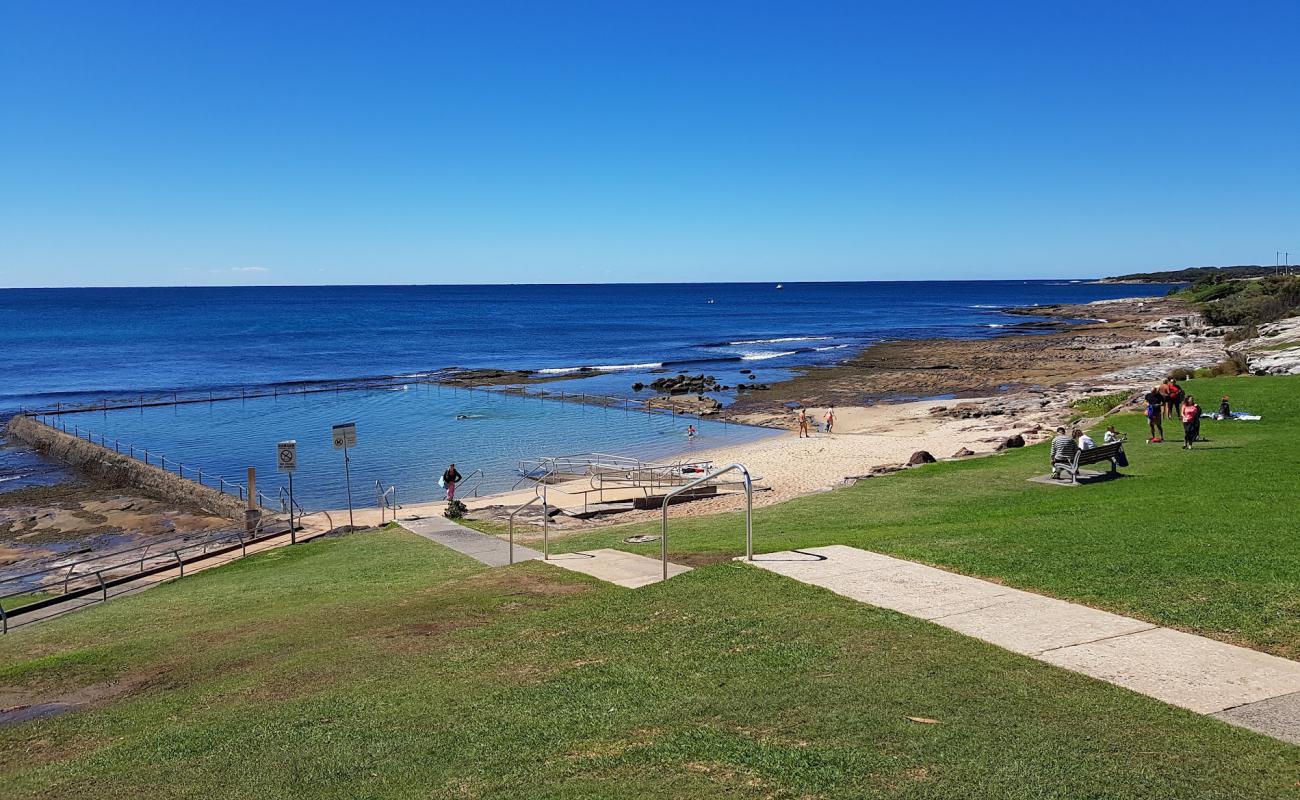 Foto de Shelly Beach con arena brillante y rocas superficie