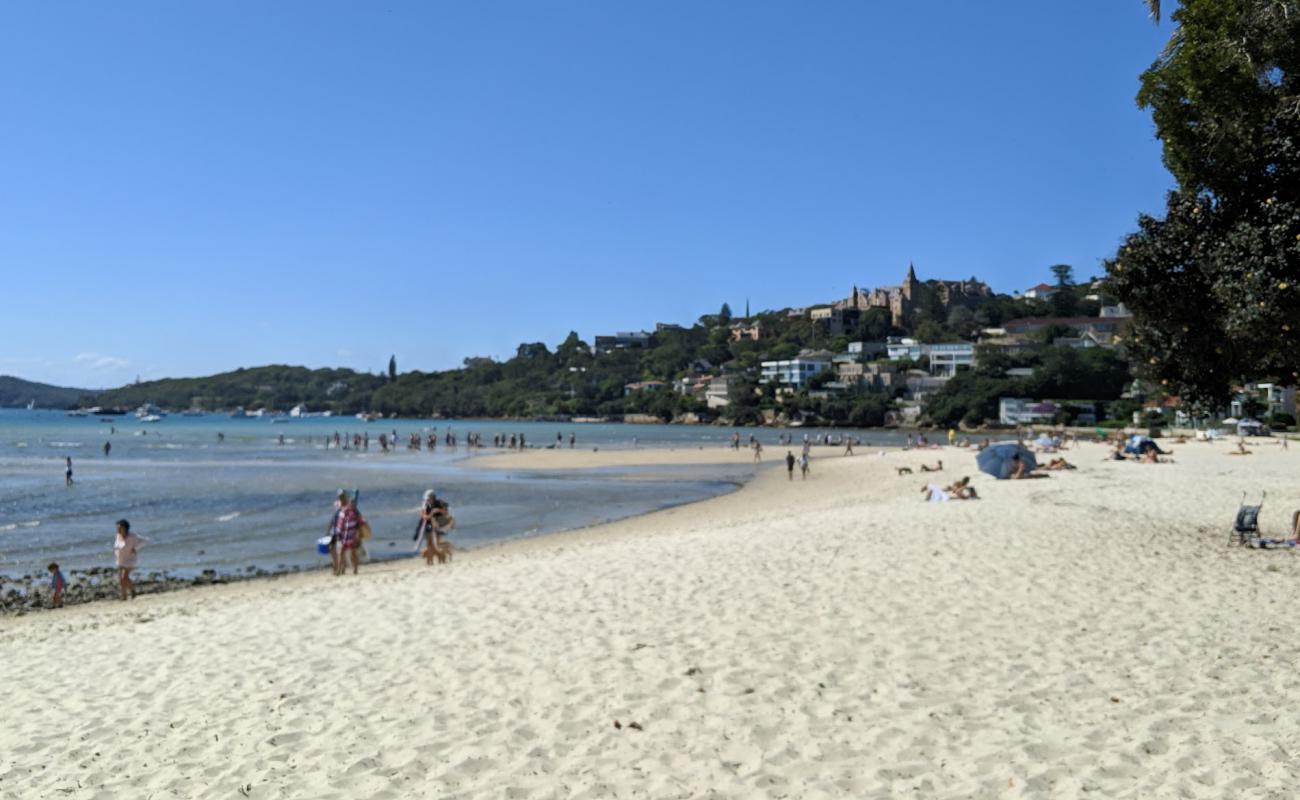 Foto de Rose Bay Beach con brillante arena fina superficie