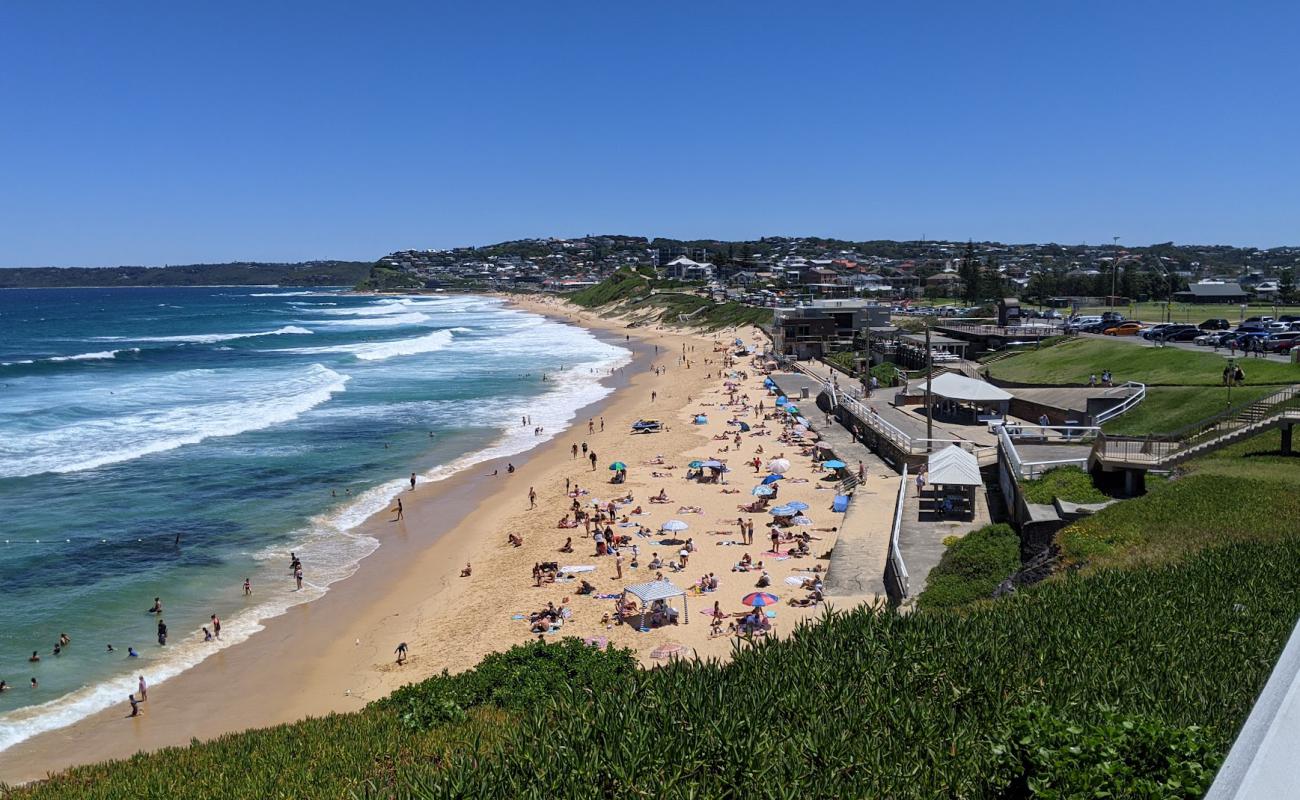 Foto de Merewether Beach con arena brillante superficie