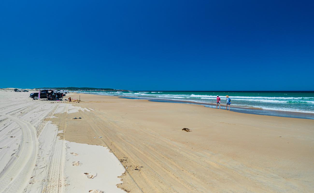 Foto de Stockton Beach con brillante arena fina superficie