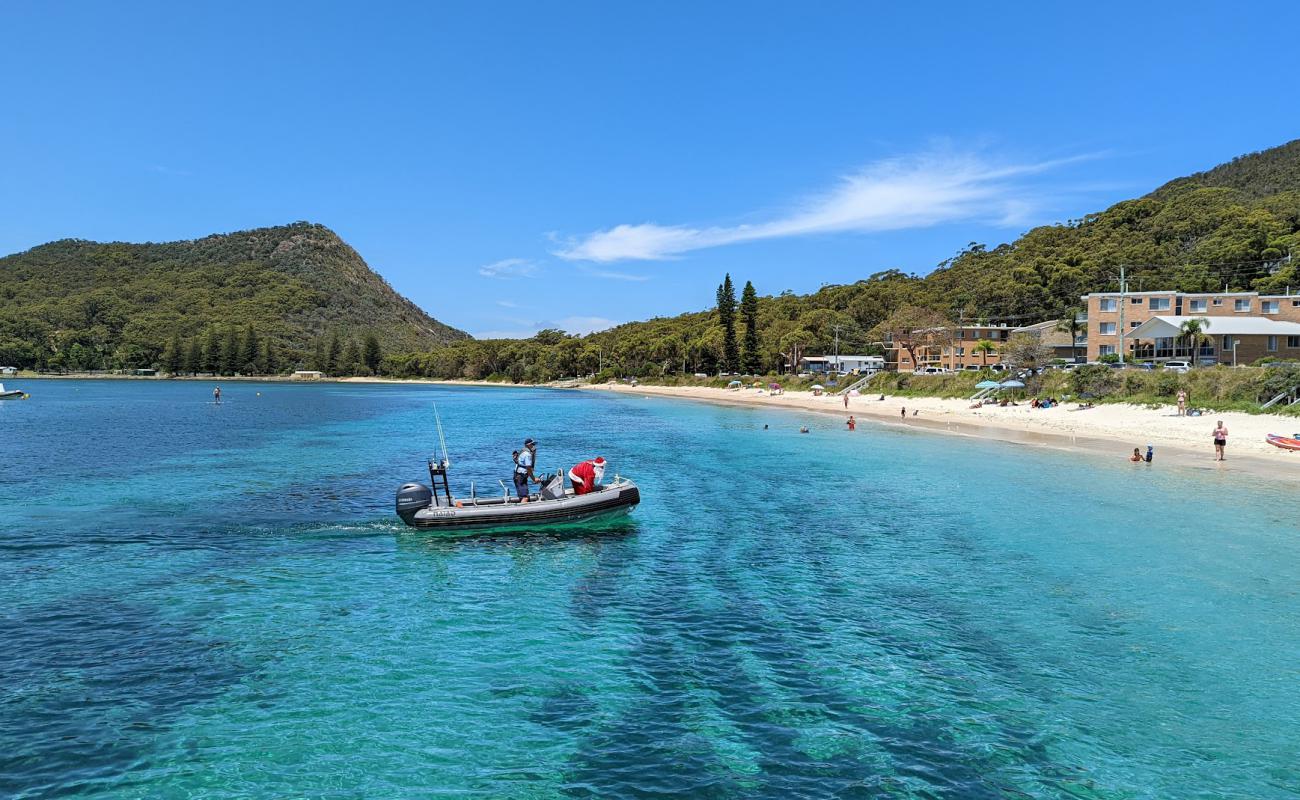 Foto de Shoal Bay Foreshore Reserve con brillante arena fina superficie