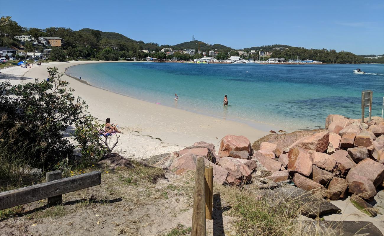 Foto de Nelson Bay Beach con arena brillante superficie