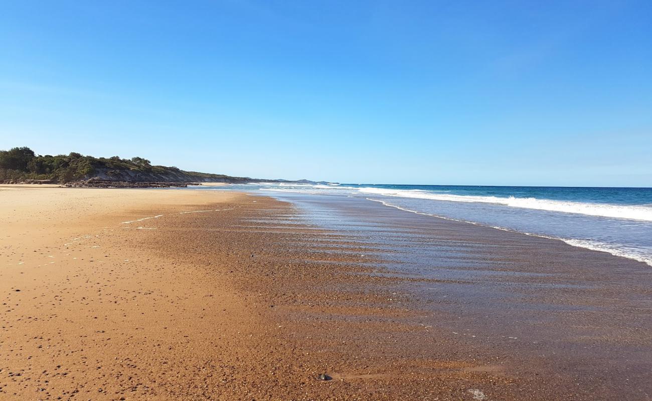 Foto de Rainbow Beach con arena brillante superficie