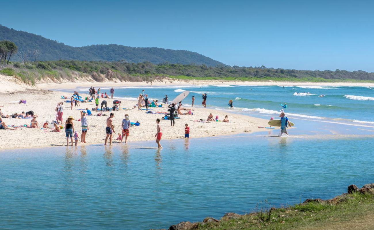 Foto de Crescent Head Beach con brillante arena fina superficie