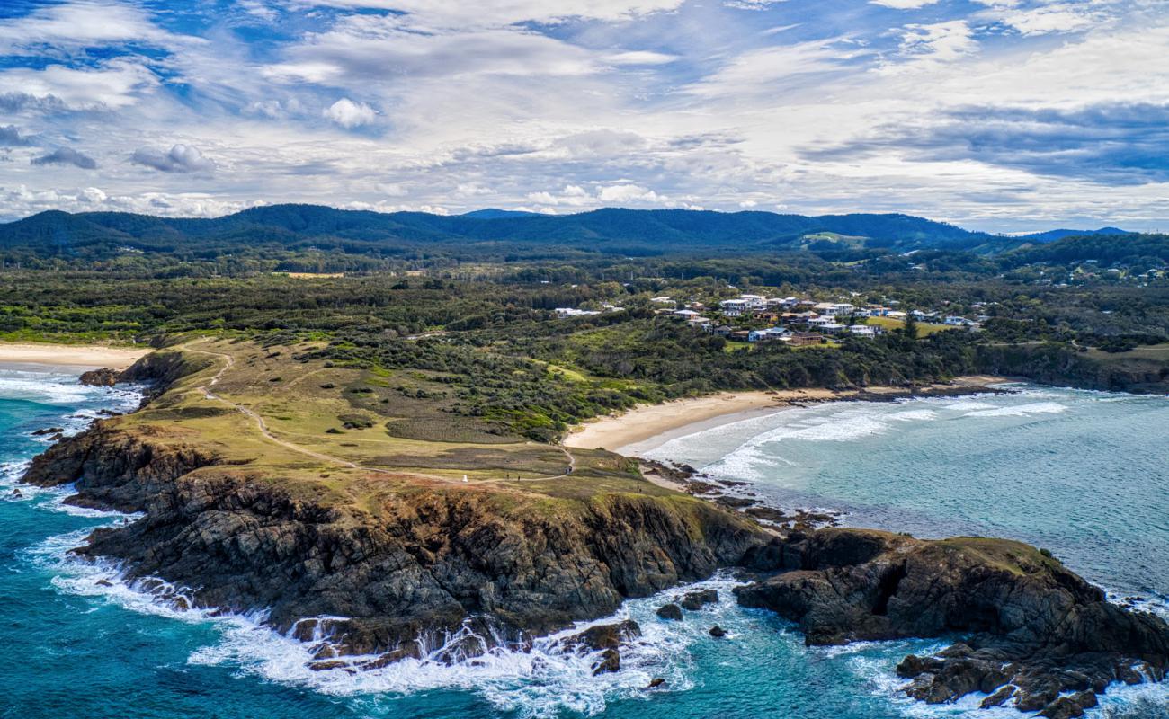 Foto de Shelly Beach con arena brillante superficie