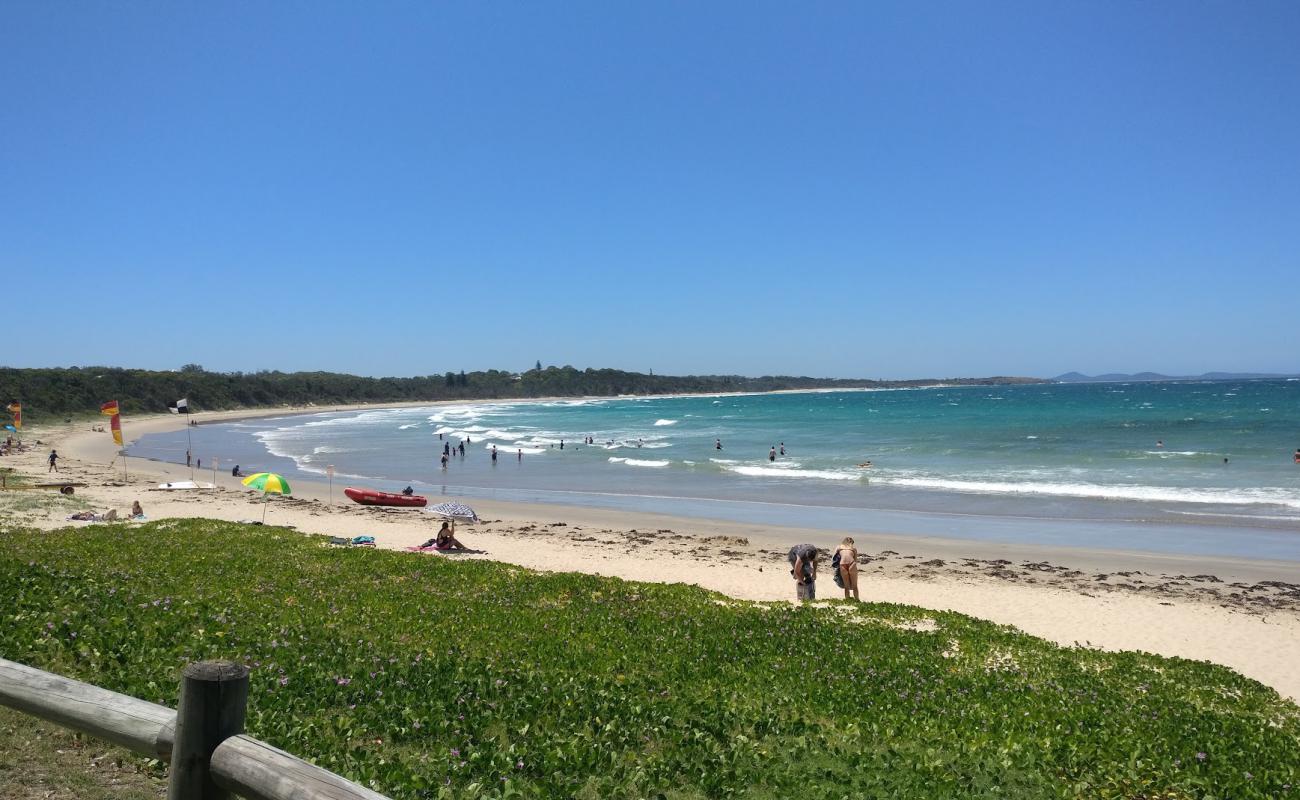 Foto de Woolgoolga Beach con brillante arena fina superficie