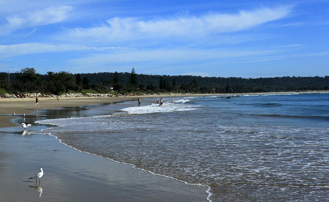 Foto de Main Beach con arena brillante superficie