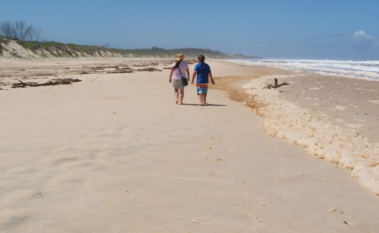 Foto de Shelley Beach con arena brillante superficie