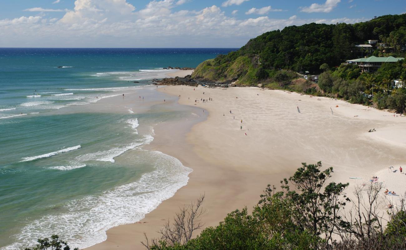 Foto de Wategos Beach con arena brillante superficie