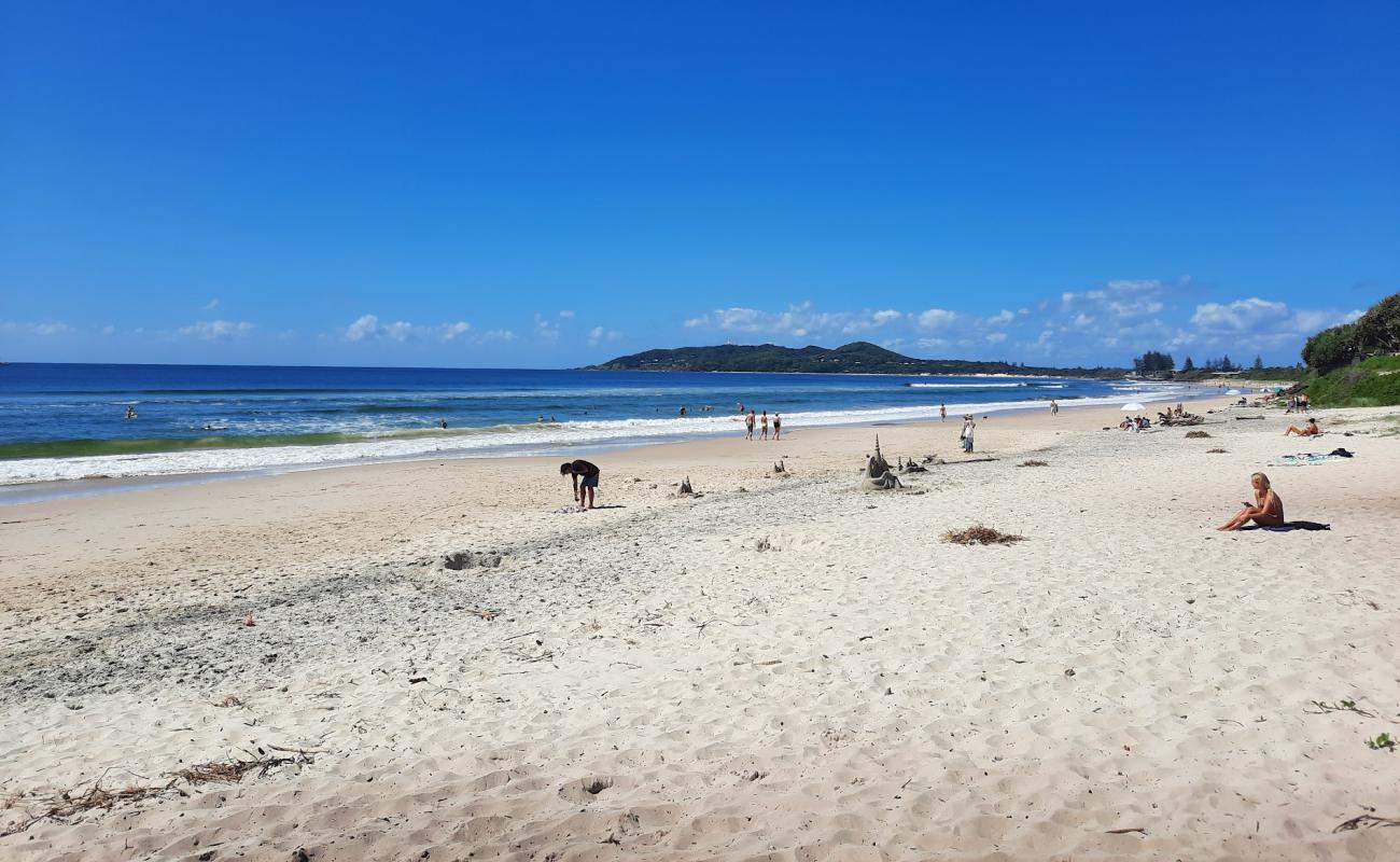 Foto de Belongil Beach con arena brillante superficie