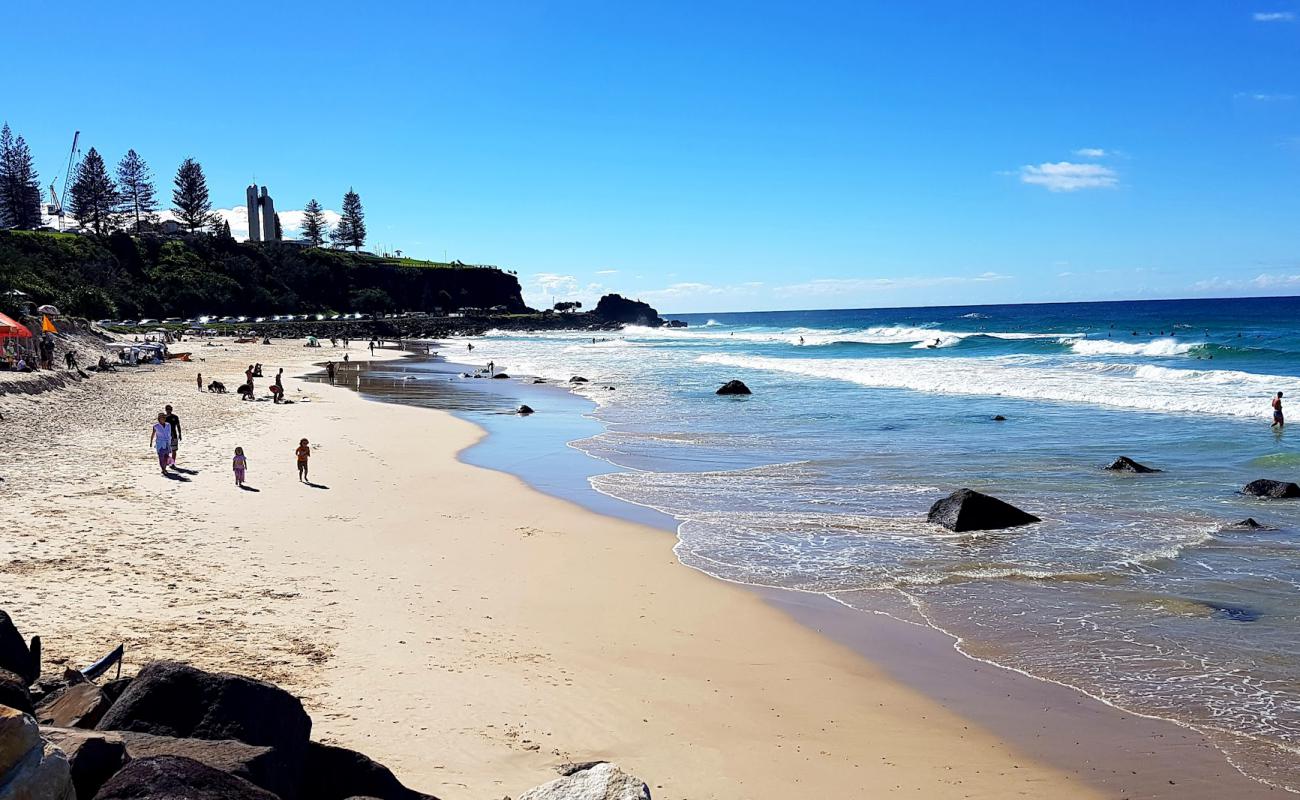 Foto de Duranbah Beach con brillante arena fina superficie