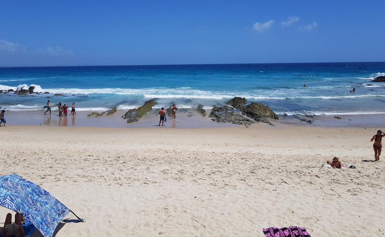 Foto de Playa de Coolangatta (Playa de Greenmount) con brillante arena fina superficie