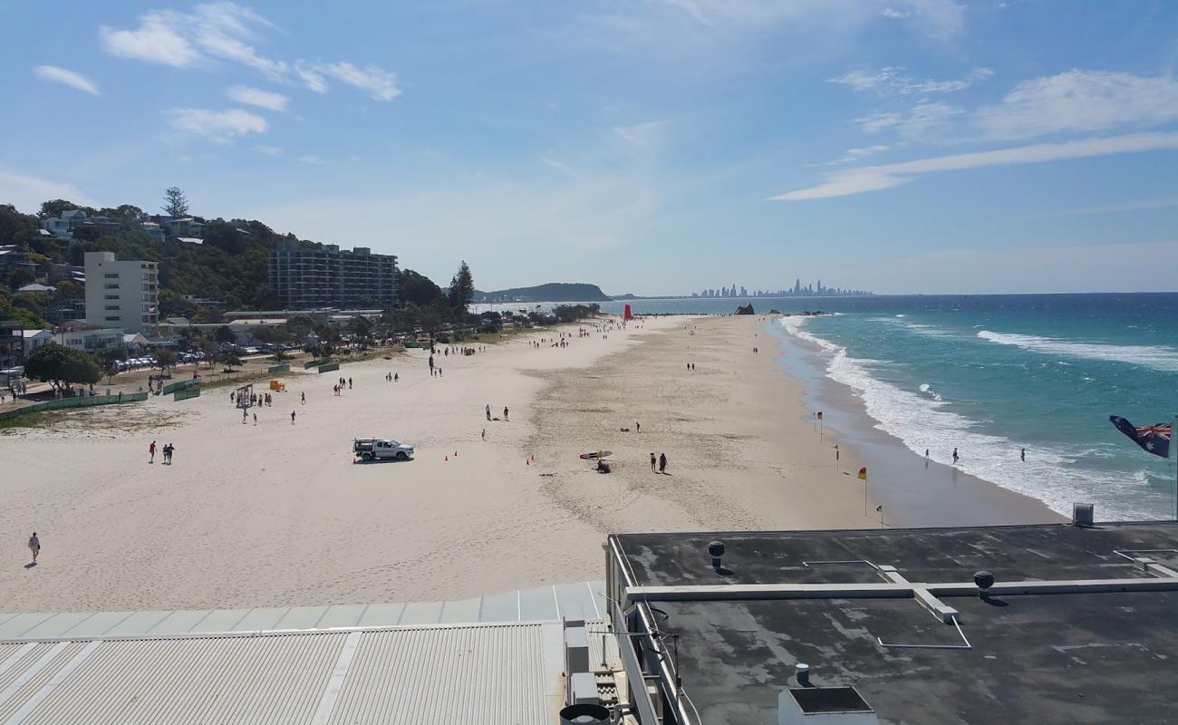 Foto de Currumbin Beach con brillante arena fina superficie