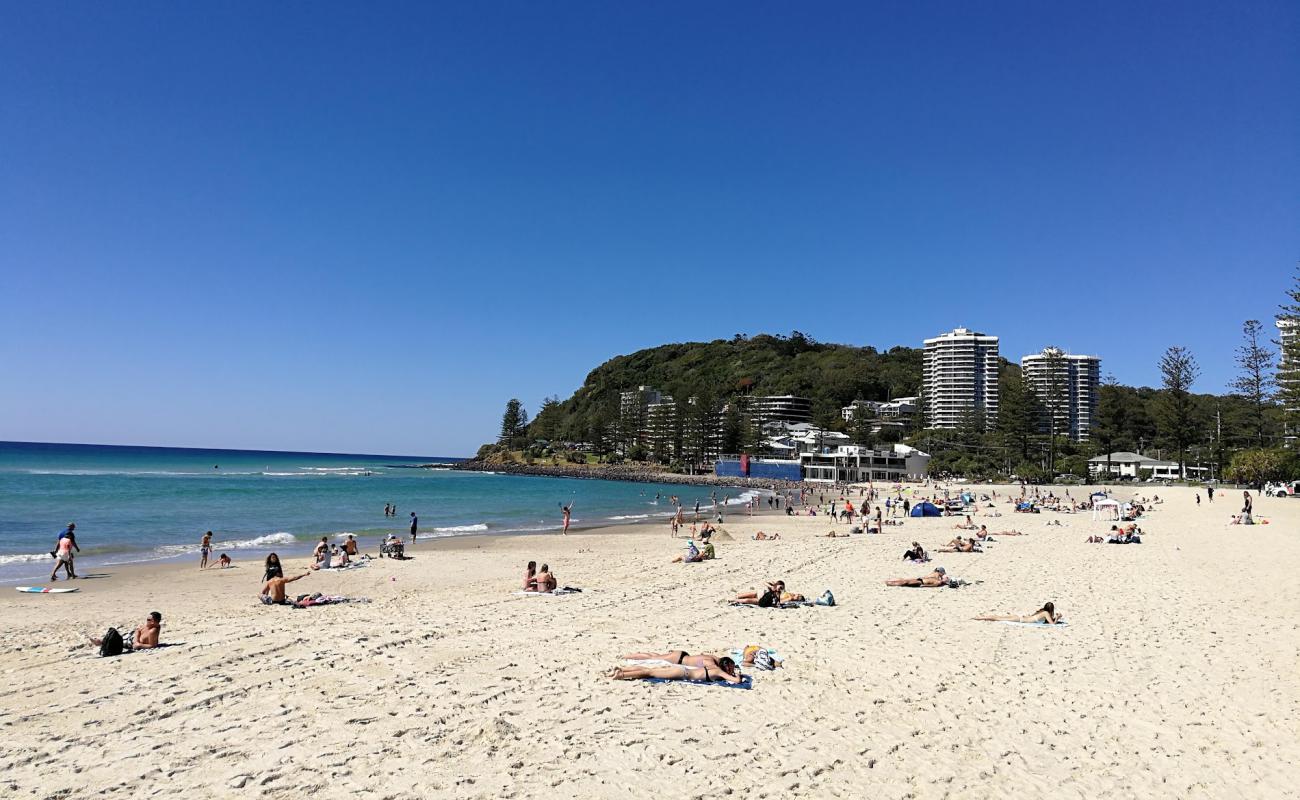 Foto de Burleigh Beach con brillante arena fina superficie