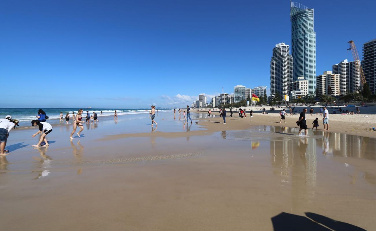 Foto de Surfers Paradise Beach con brillante arena fina superficie