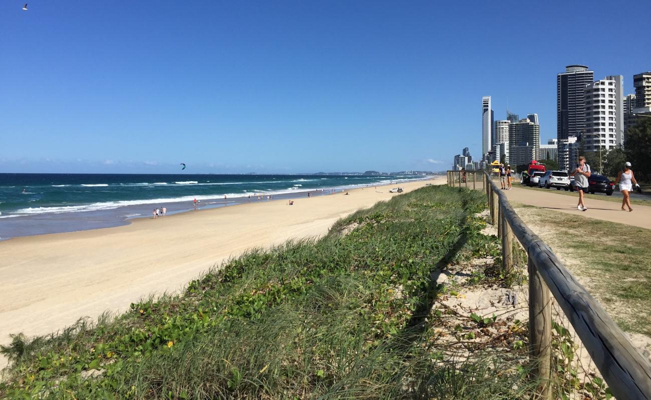 Foto de Main Beach parkrun con brillante arena fina superficie