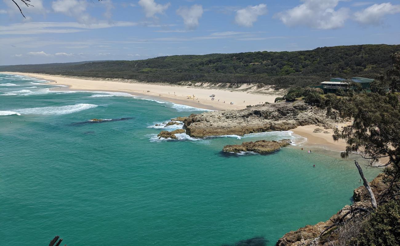 Foto de Main Beach con brillante arena fina superficie