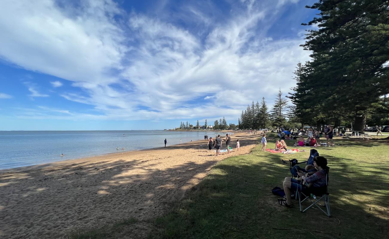 Foto de Scarborough Beach con arena brillante superficie