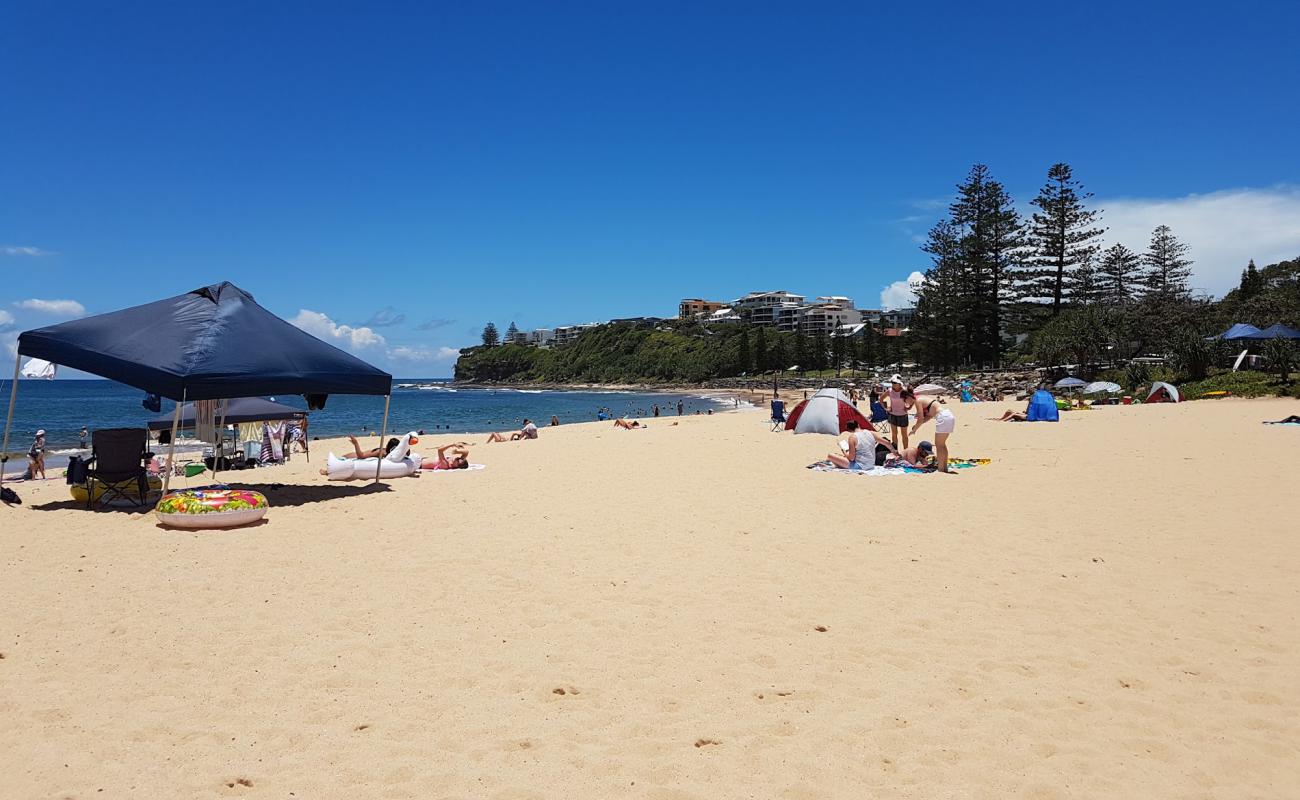 Foto de Moffat Beach con arena brillante superficie