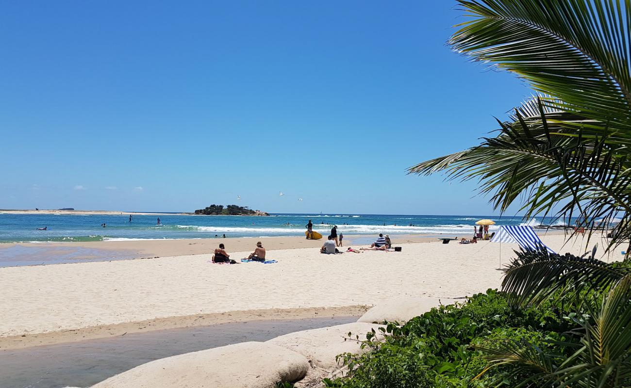 Foto de Cotton Tree Beach con arena brillante superficie