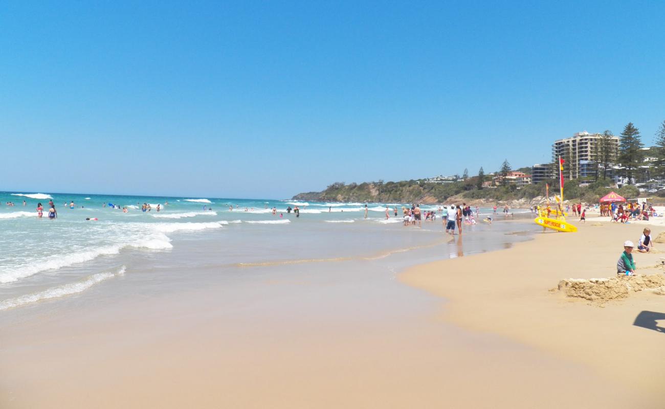 Foto de Coolum Beach con brillante arena fina superficie