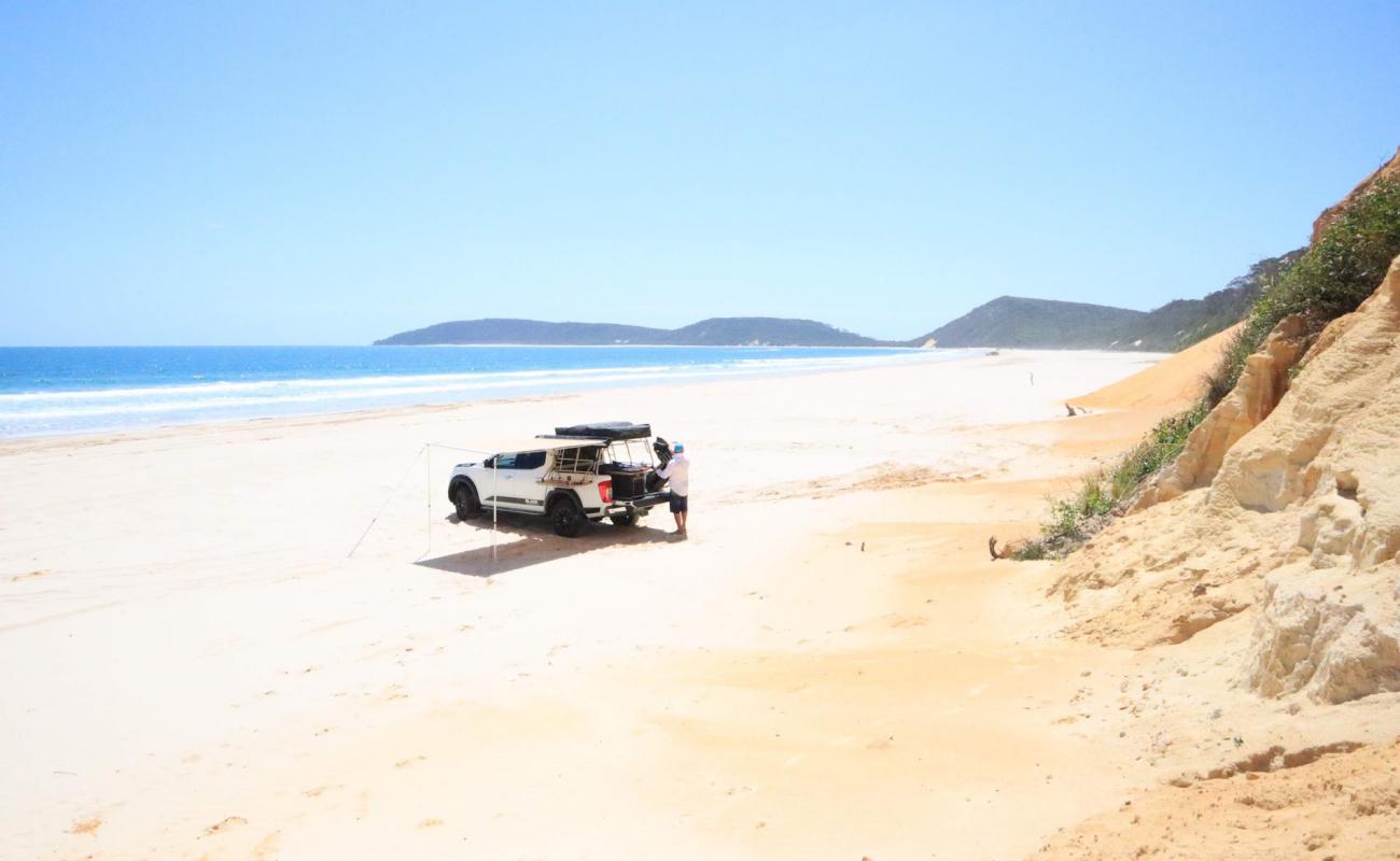 Foto de Cooloola Beach con brillante arena fina superficie