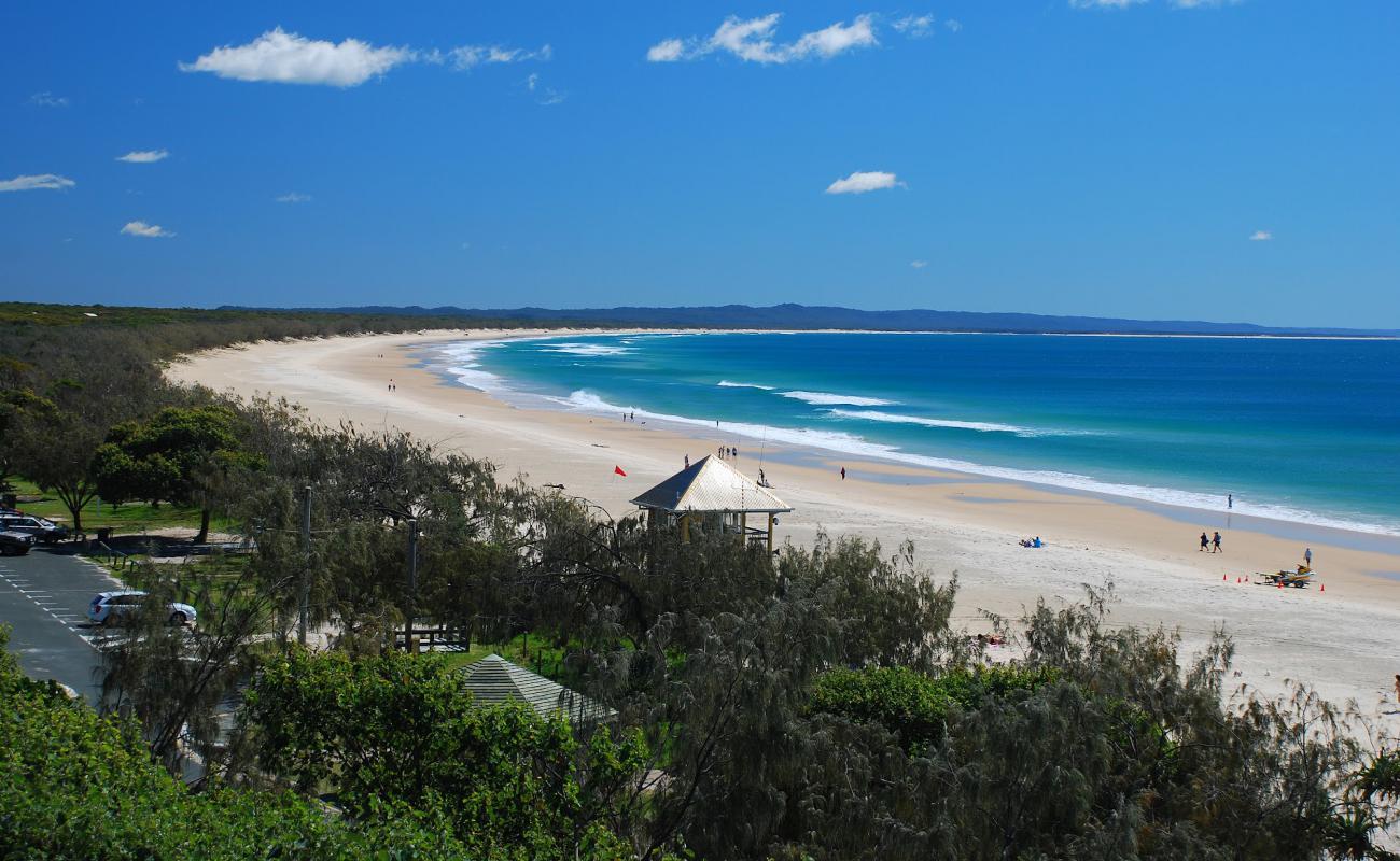 Foto de Rainbow Beach con brillante arena fina superficie