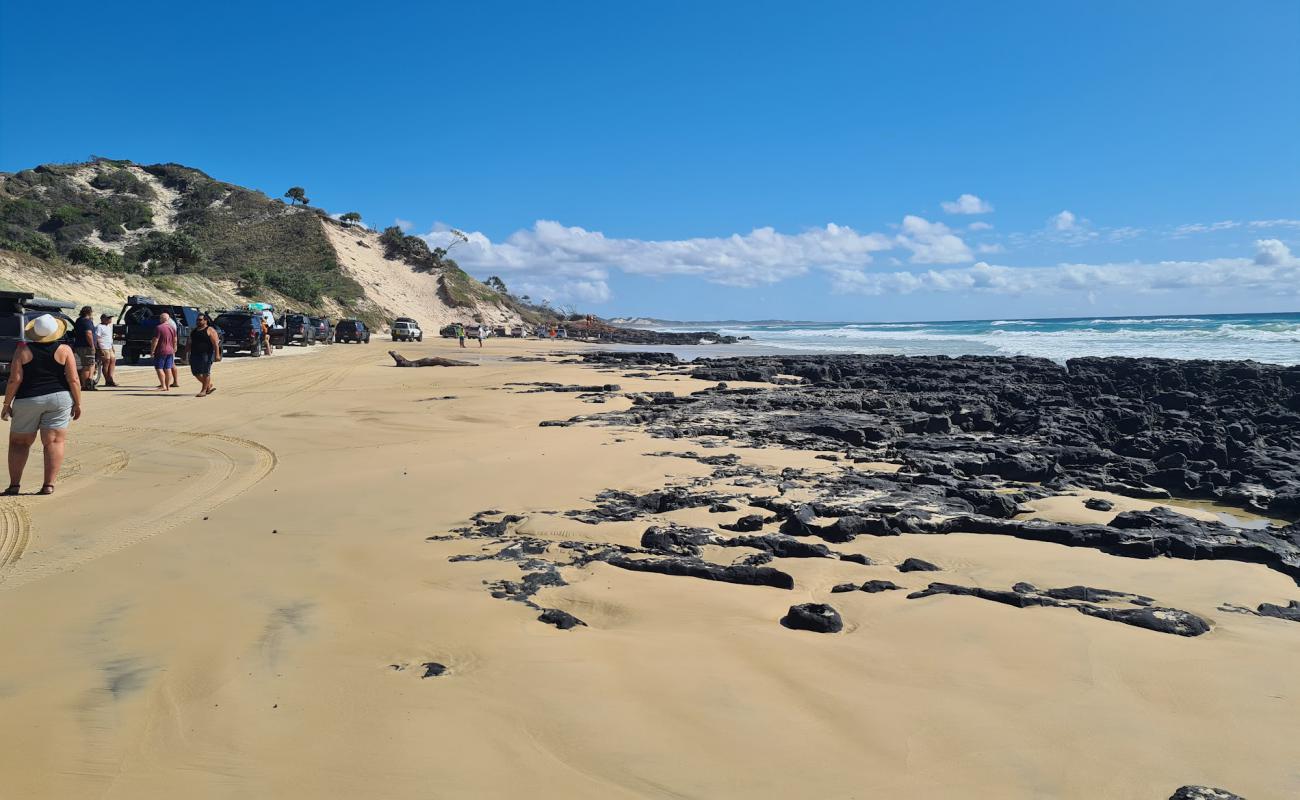 Foto de Manann Beach con arena brillante superficie