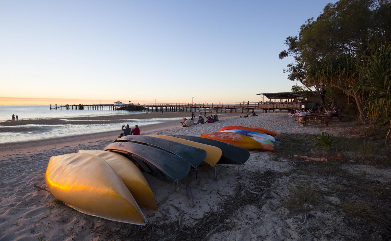 Foto de Kingfisher Bay Beach con brillante arena fina superficie