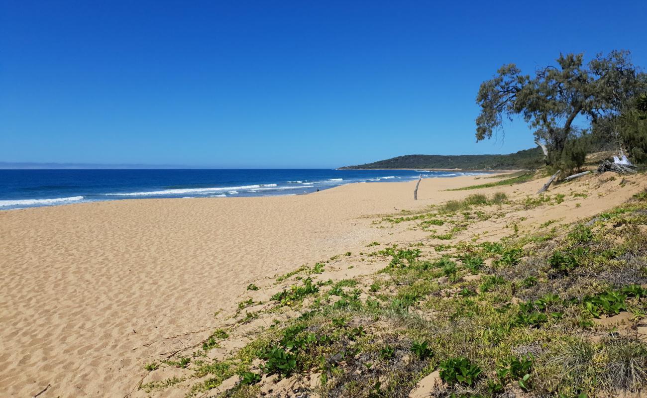 Foto de Chinaman's Beach con arena brillante superficie