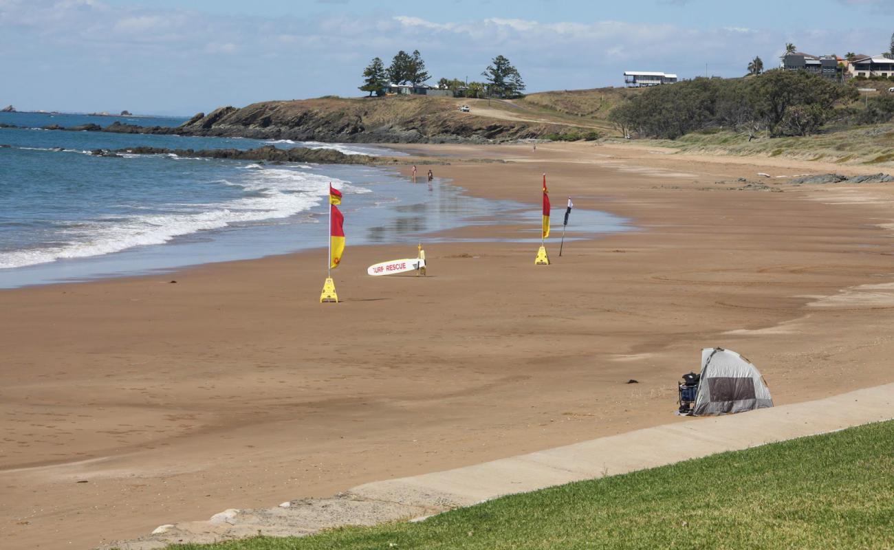 Foto de Emu Park Main Beach con arena brillante superficie