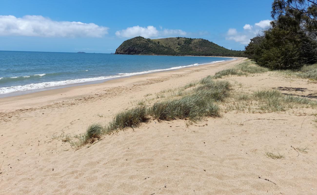 Foto de Mulambin Beach con arena brillante superficie