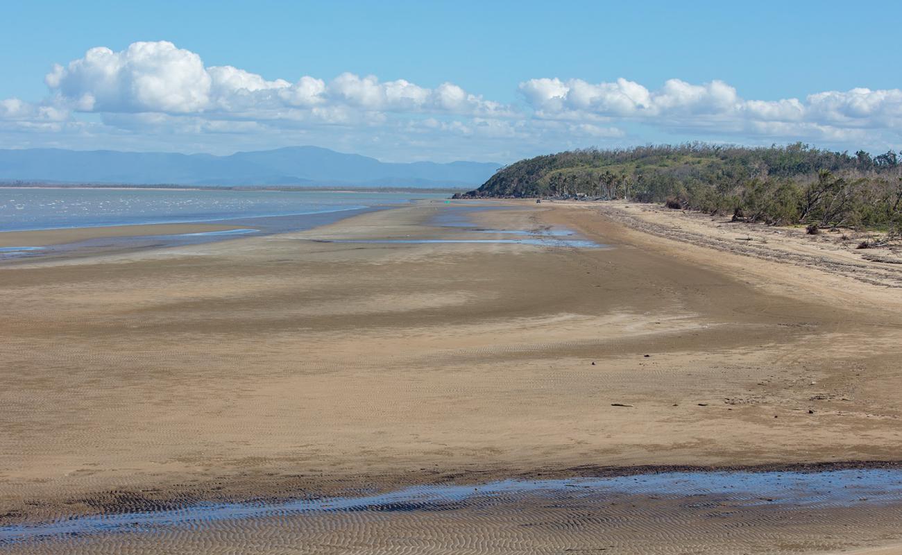 Foto de Conway Beach con arena brillante superficie