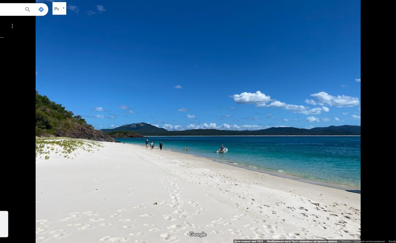 Foto de Chalkie's Beach rodeado de montañas