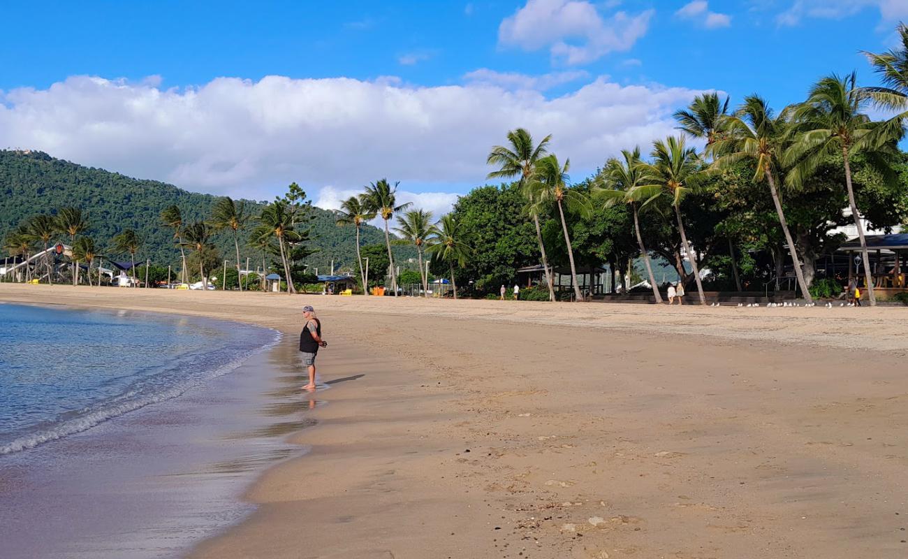 Foto de Airlie Beach con arena brillante superficie